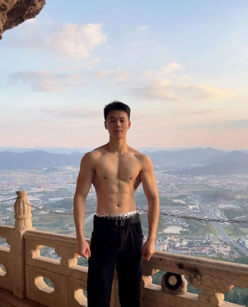 188cm大胸肌白净体育生帅哥