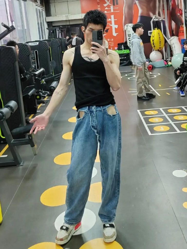 超绝极品薄肌小哥哥，这身材和颜值，宝子们你们的春天来了！