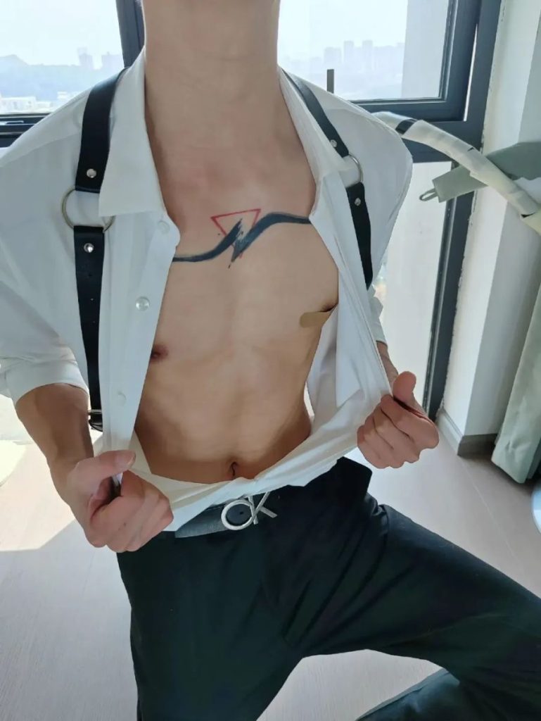 超绝极品薄肌小哥哥，这身材和颜值，宝子们你们的春天来了！