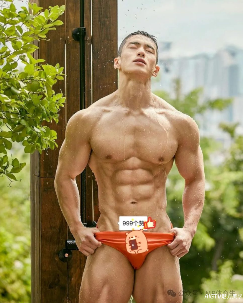 肌肉网红小哥户外冲凉，这性张力绝了！