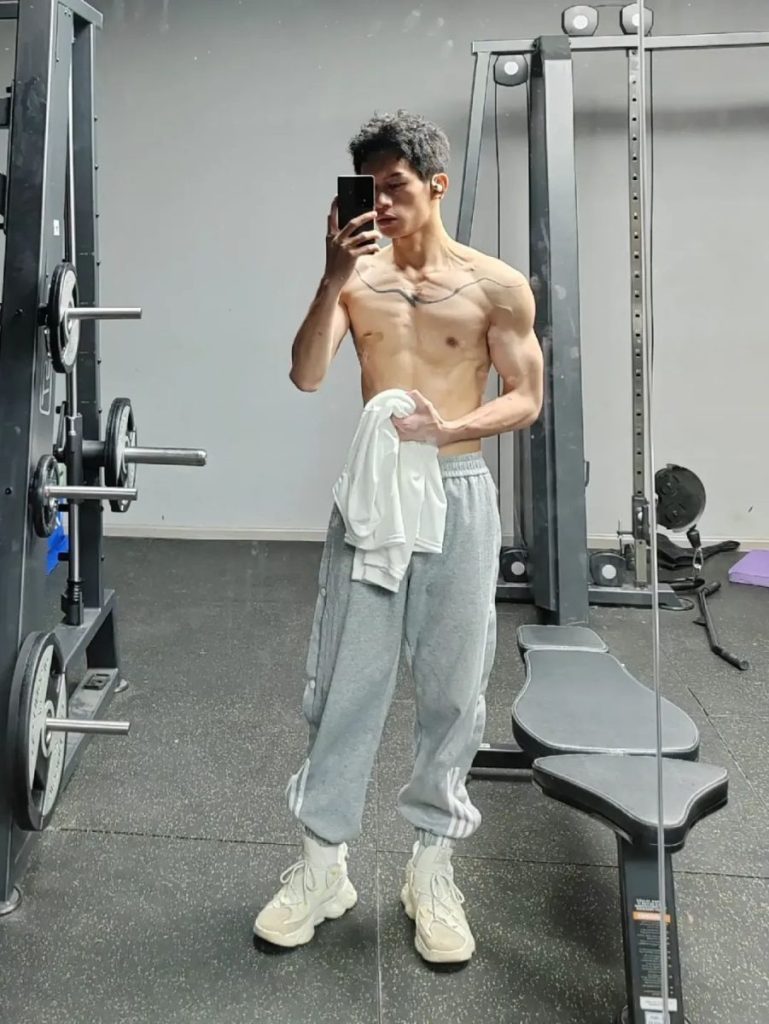 超绝极品薄肌小哥哥，这身材和颜值，宝子们你们的春天来了！