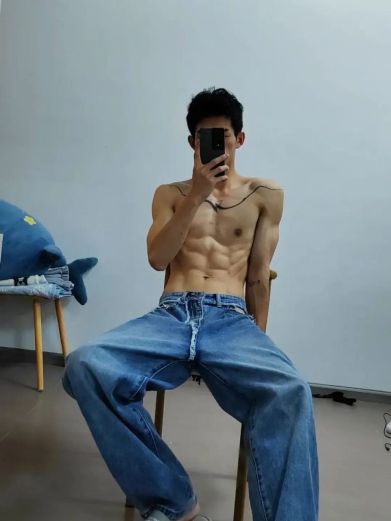 超绝极品薄肌小哥哥，这身材和颜值，宝子们你们的春天来了！