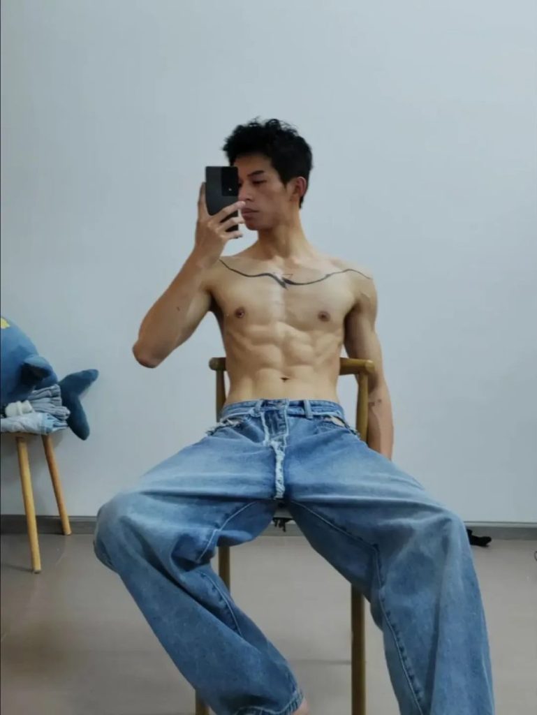超绝极品薄肌小哥哥，这身材和颜值，宝子们你们的春天来了！