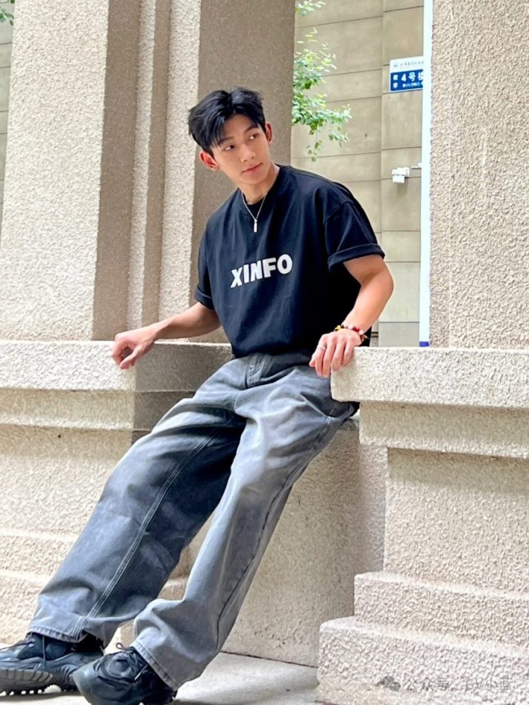 03年朝阳小鲜肉,腹肌轻松拿捏少男少女!