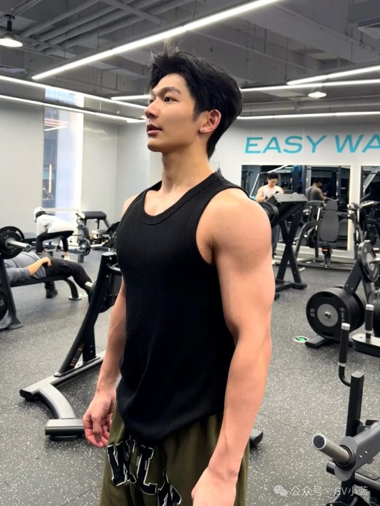 03年朝阳小鲜肉,腹肌轻松拿捏少男少女!