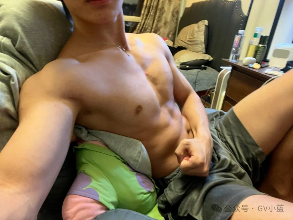 03年朝阳小鲜肉,腹肌轻松拿捏少男少女!