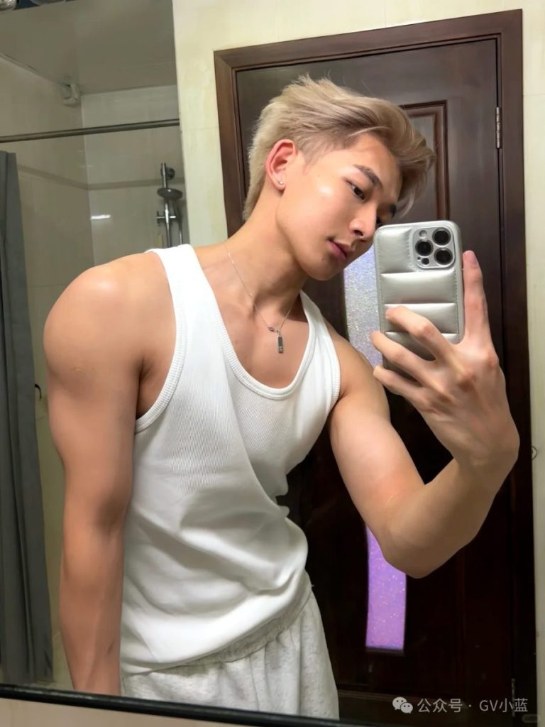 03年朝阳小鲜肉,腹肌轻松拿捏少男少女!
