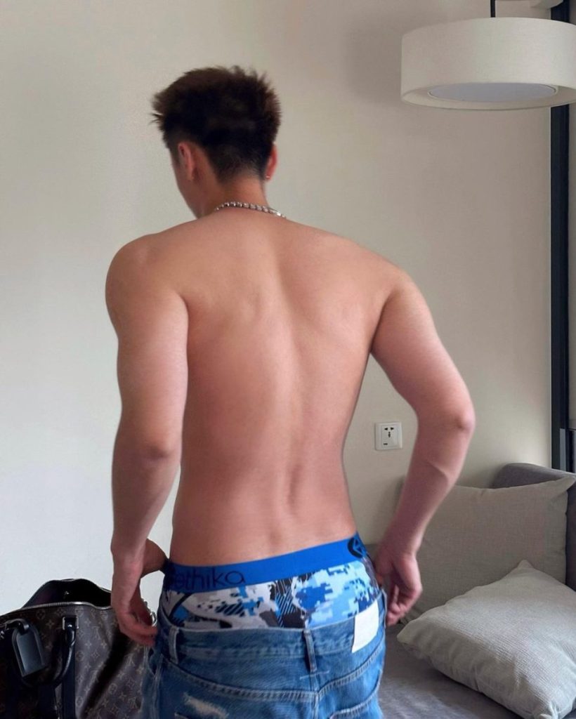 年下狼狗肌肉男大在线宠粉!精致五官 超大轮廓!!