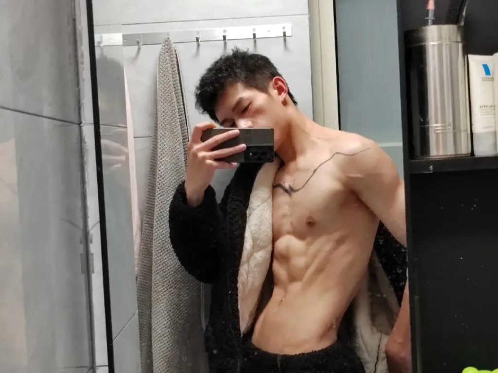 超绝极品薄肌小哥哥，这身材和颜值，宝子们你们的春天来了！