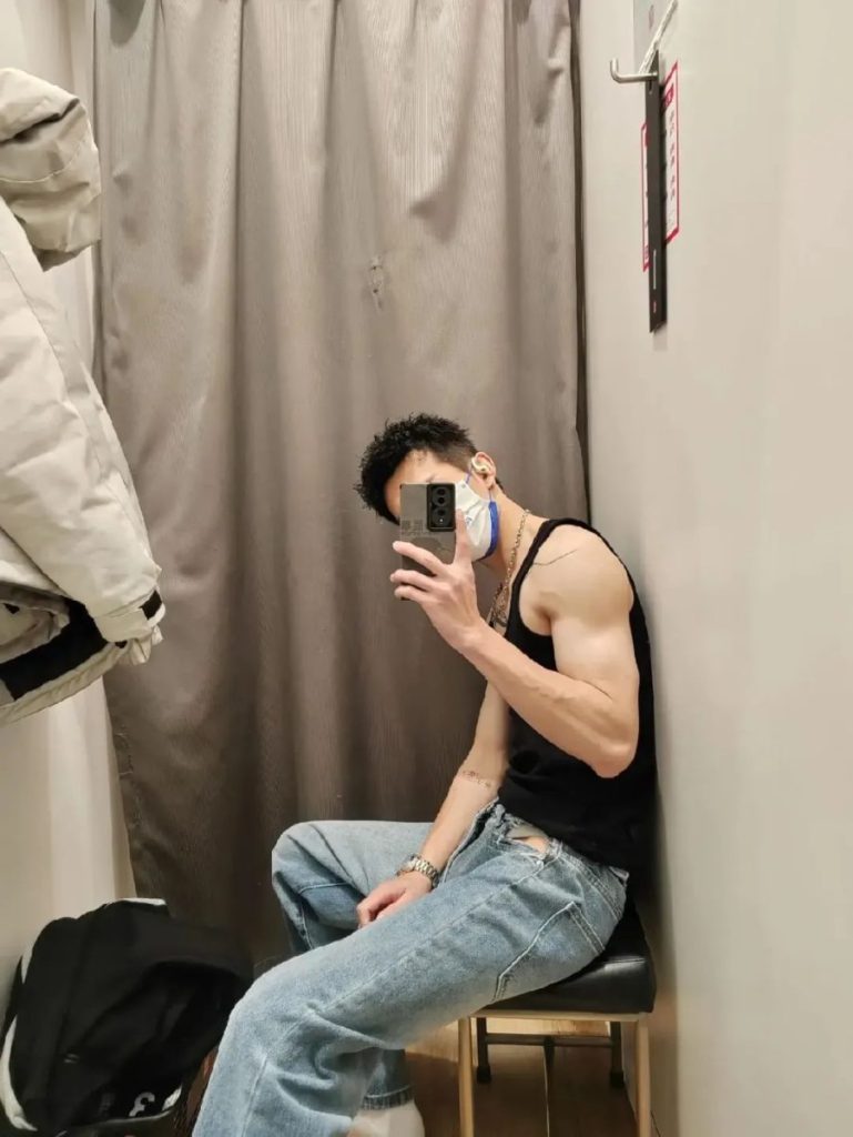 超绝极品薄肌小哥哥，这身材和颜值，宝子们你们的春天来了！