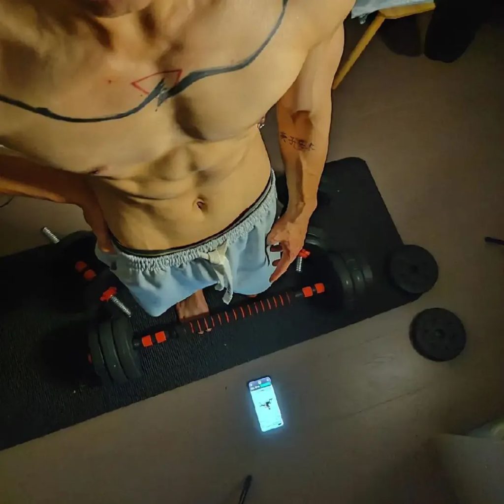 超绝极品薄肌小哥哥，这身材和颜值，宝子们你们的春天来了！