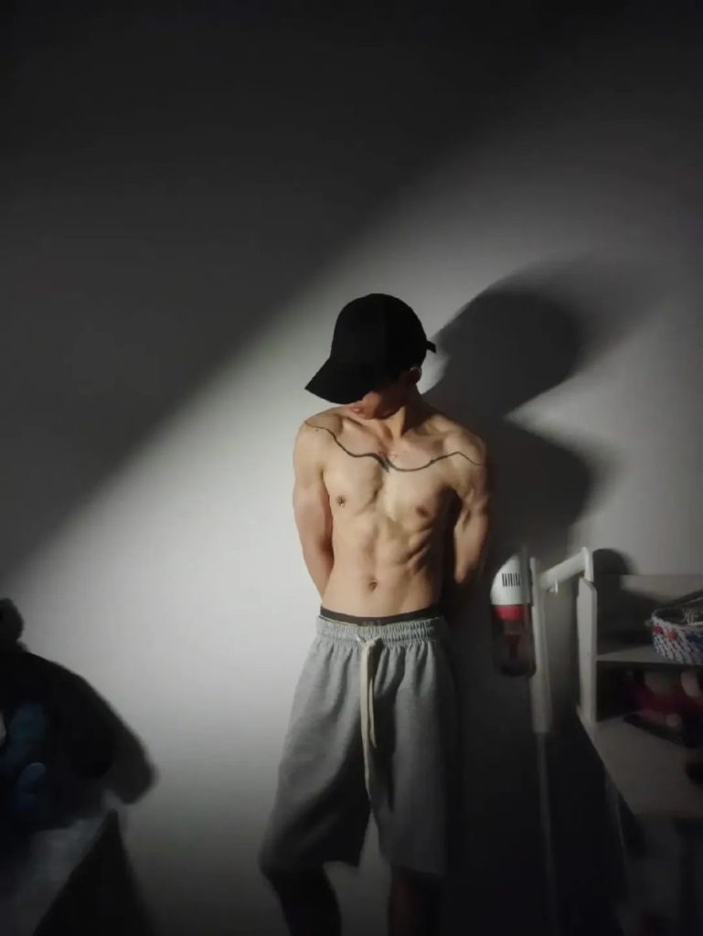 超绝极品薄肌小哥哥，这身材和颜值，宝子们你们的春天来了！