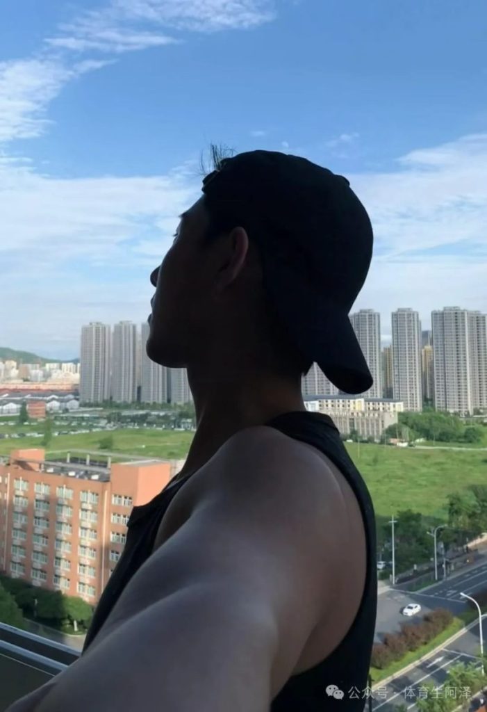 185黑皮肌肉体育生被前男友调成这样？网友辣评：反差太大，没眼看........