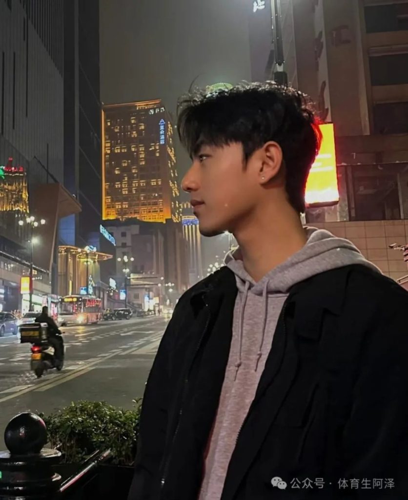 185黑皮肌肉体育生被前男友调成这样？网友辣评：反差太大，没眼看........