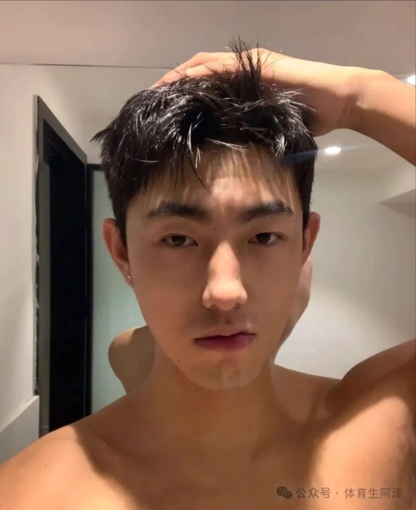 185黑皮肌肉体育生被前男友调成这样？网友辣评：反差太大，没眼看........