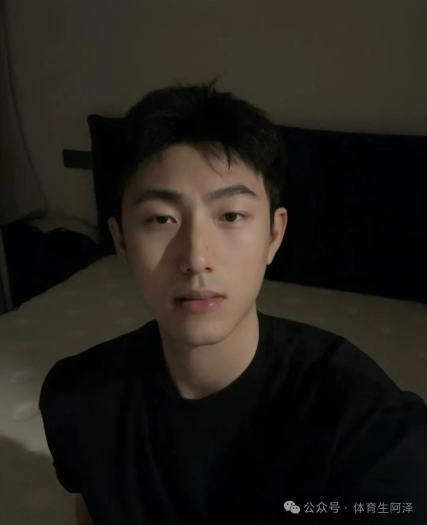185黑皮肌肉体育生被前男友调成这样？网友辣评：反差太大，没眼看........