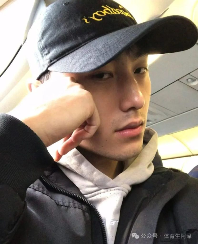 185黑皮肌肉体育生被前男友调成这样？网友辣评：反差太大，没眼看........