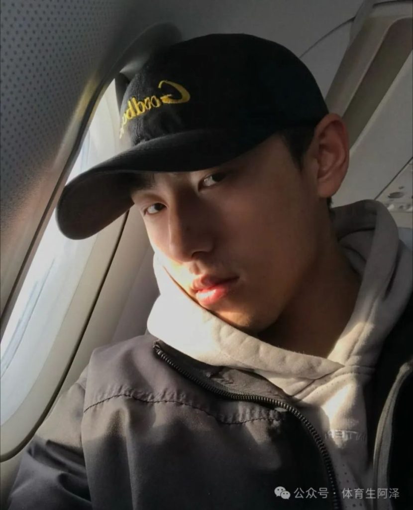 185黑皮肌肉体育生被前男友调成这样？网友辣评：反差太大，没眼看........