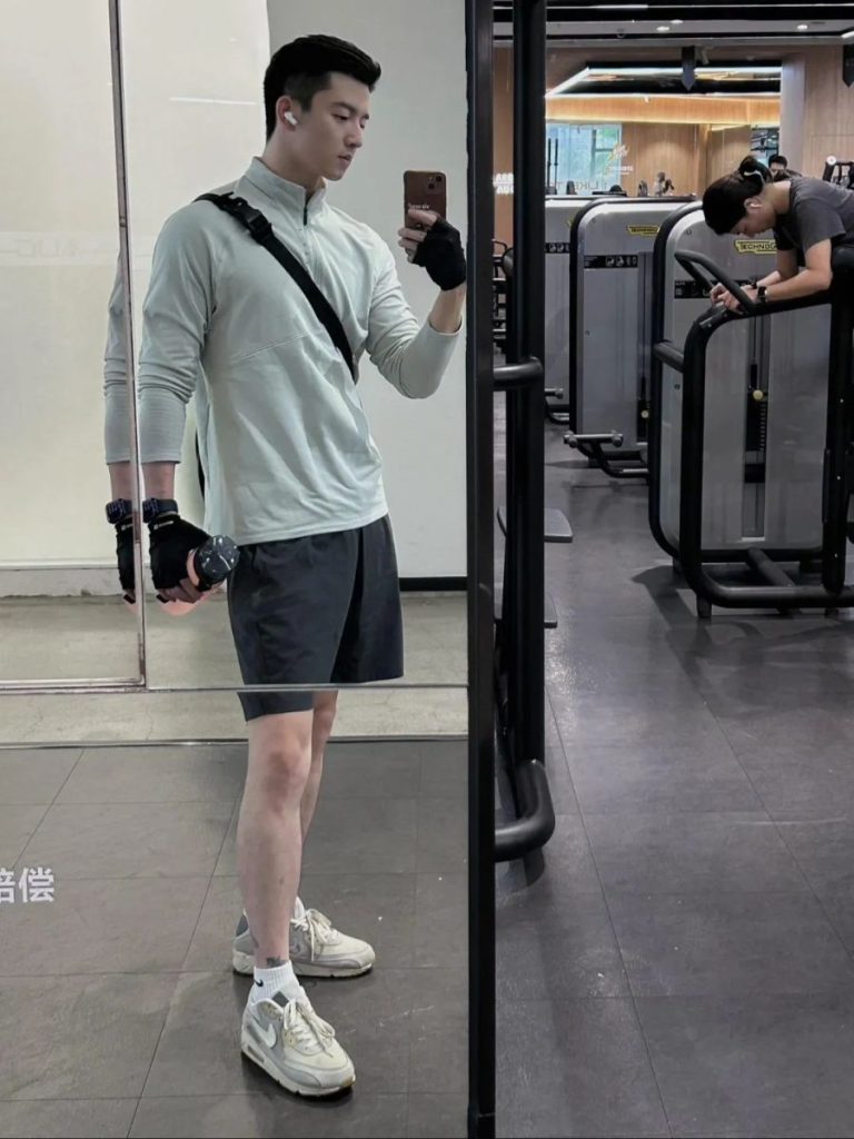 银行正装野生男穿私下穿运动裤自拍露实力！