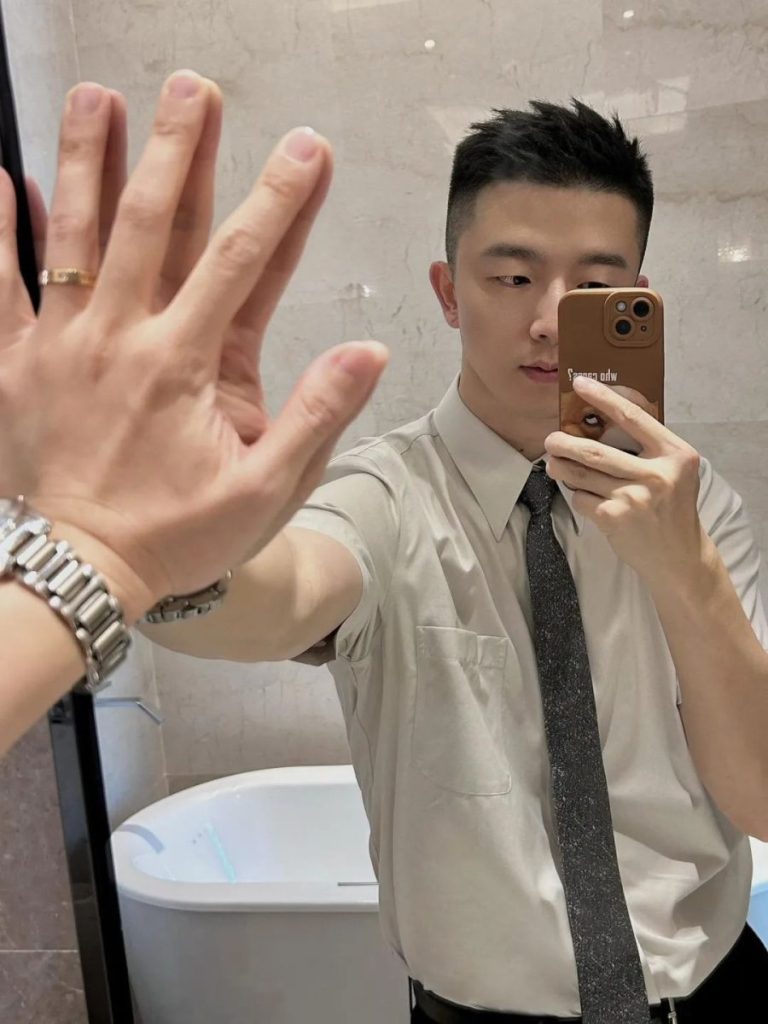 银行正装野生男穿私下穿运动裤自拍露实力！