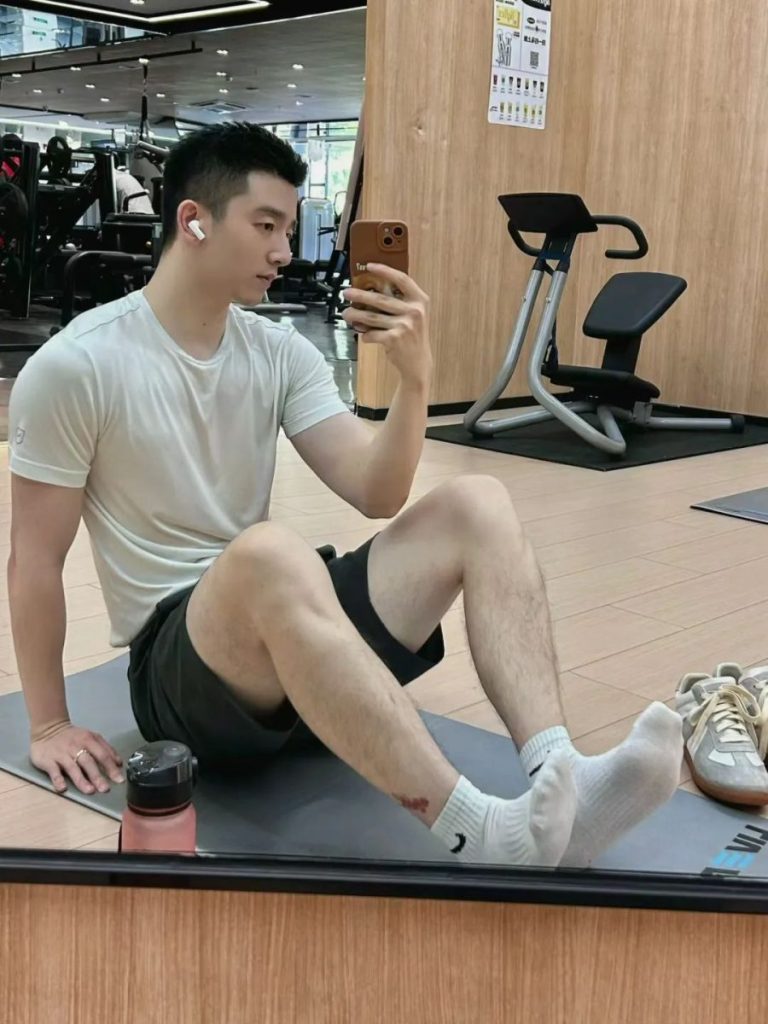 银行正装野生男穿私下穿运动裤自拍露实力！