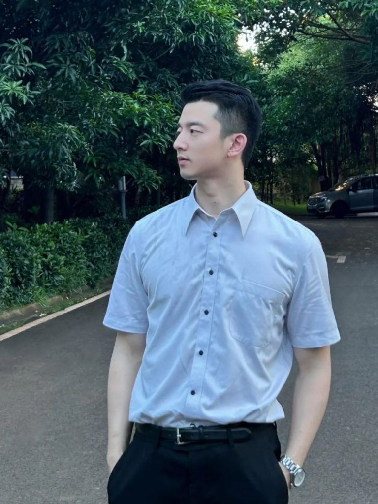 银行正装野生男穿私下穿运动裤自拍露实力！