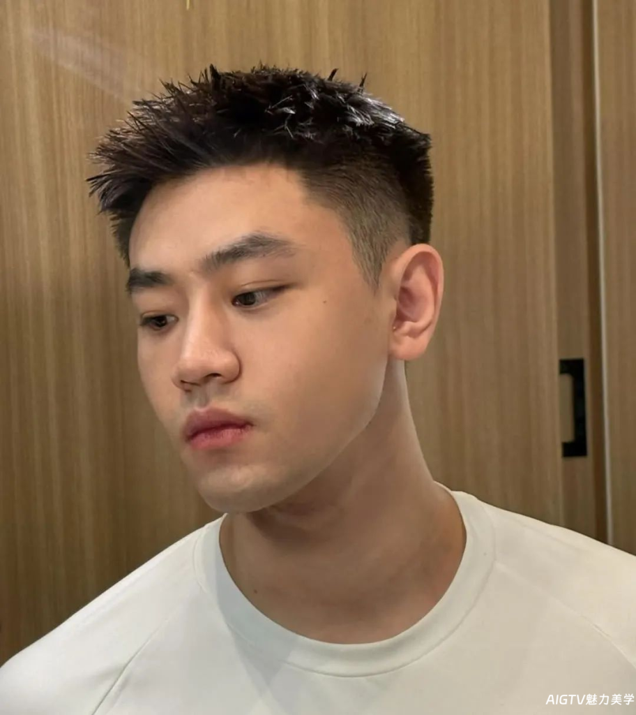 “两边铲光，中间留长”，男生剪这3款发型清爽帅气，提升颜值！