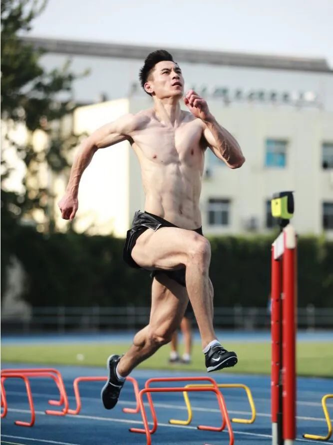 “人夫感十足”!跳高运动员姚捷穿运动服太紧被热议!