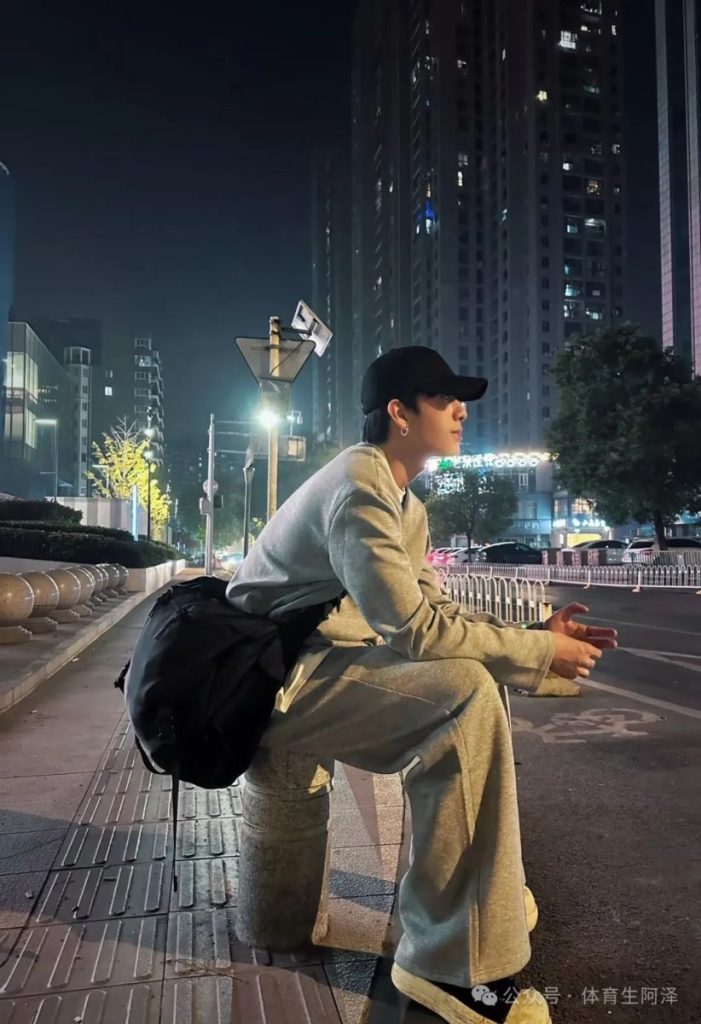 牛逼，195cm体育系校草塌房，同时与三名学长有染.....