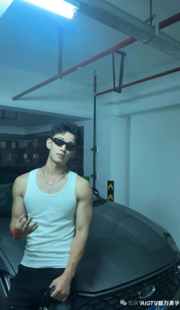 00后肌肉帅哥体育生，毕业就开上豪车，网友：知道你不想努力了.......