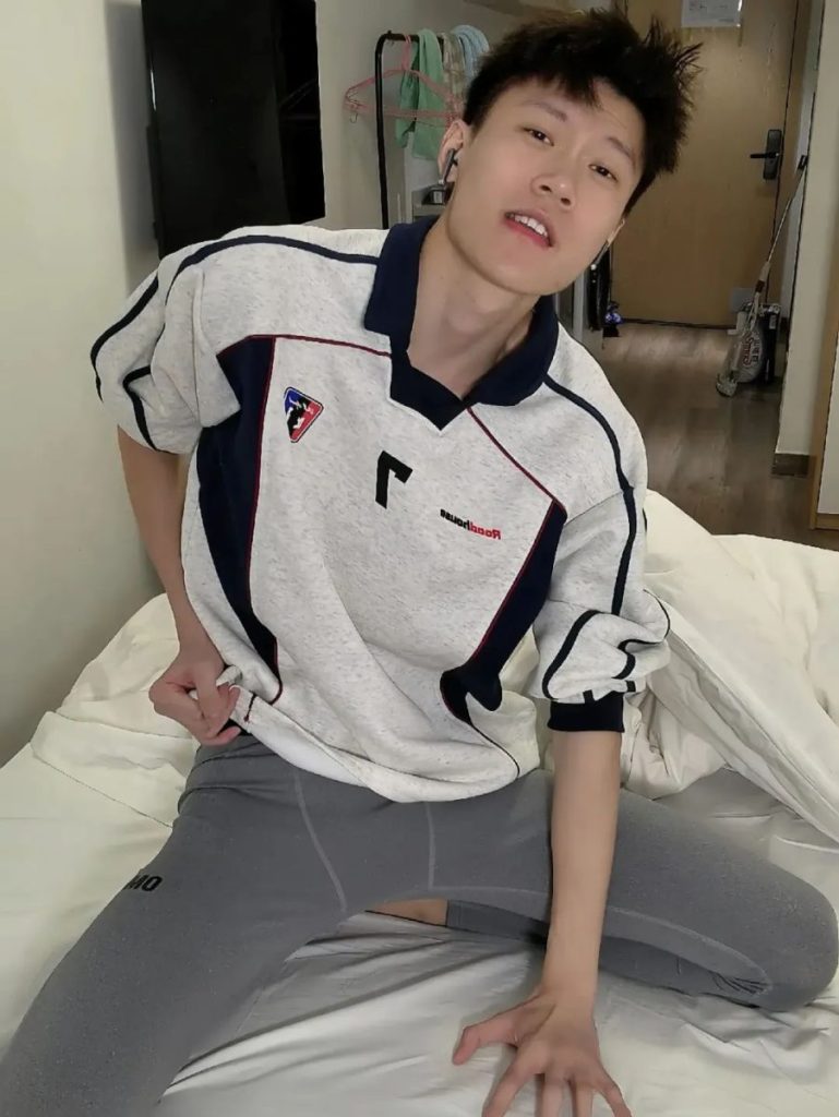 175+痞帅薄肌男孩，长腿细腰+奶狗颜值！
