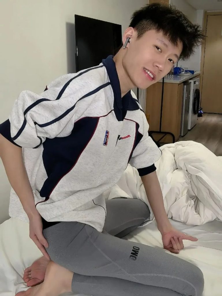 175+痞帅薄肌男孩，长腿细腰+奶狗颜值！