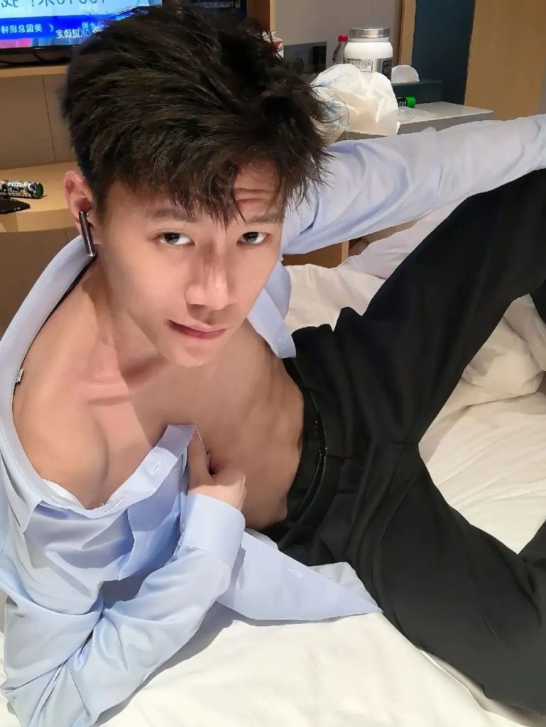 175+痞帅薄肌男孩，长腿细腰+奶狗颜值！