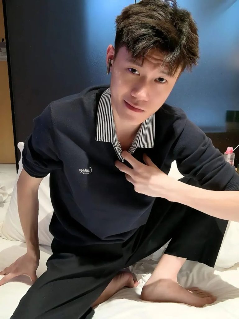 175+痞帅薄肌男孩，长腿细腰+奶狗颜值！