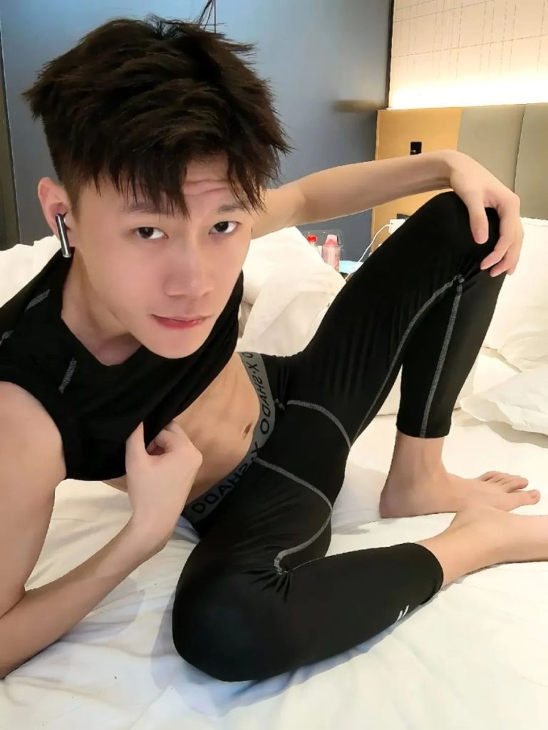 175+痞帅薄肌男孩，长腿细腰+奶狗颜值！