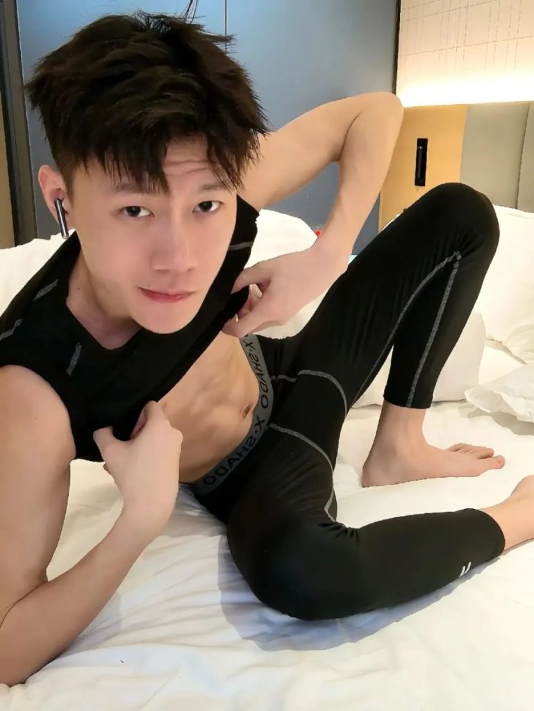 175+痞帅薄肌男孩，长腿细腰+奶狗颜值！