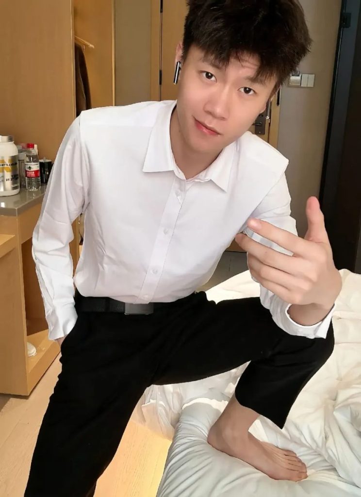 175+痞帅薄肌男孩，长腿细腰+奶狗颜值！