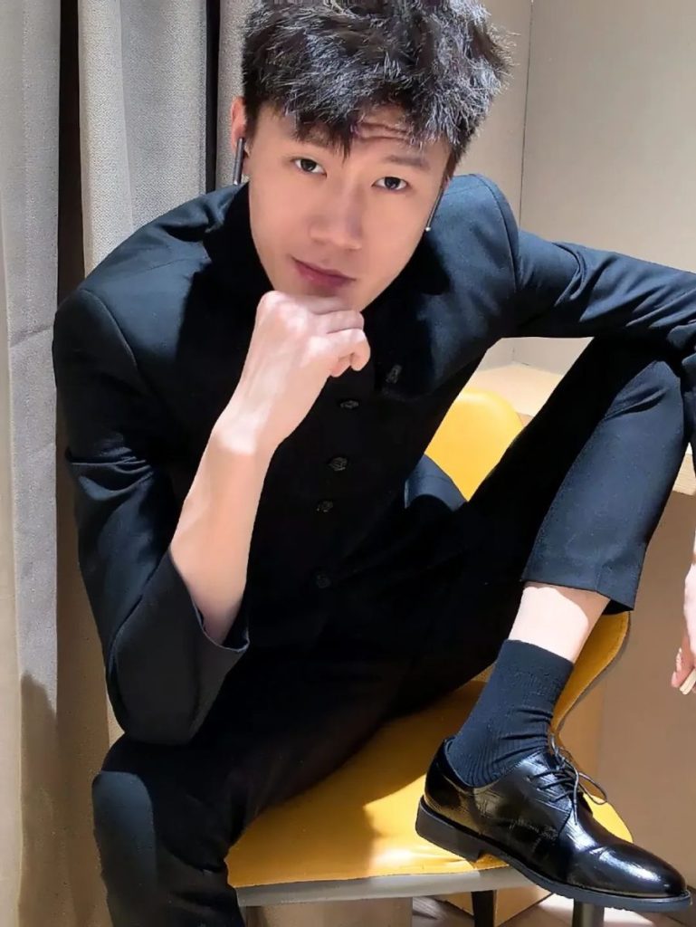 175+痞帅薄肌男孩，长腿细腰+奶狗颜值！