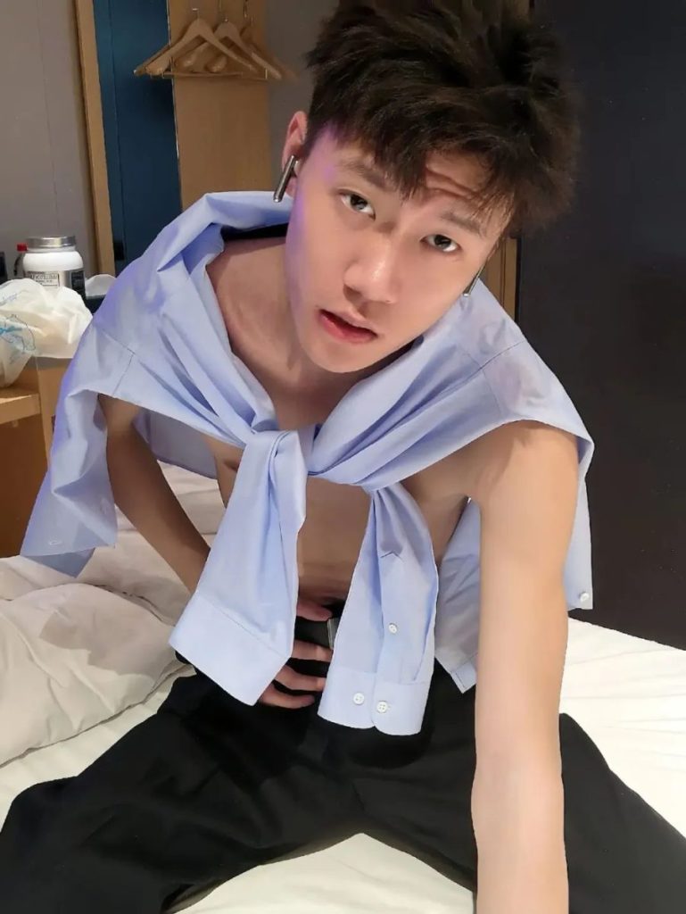 175+痞帅薄肌男孩，长腿细腰+奶狗颜值！