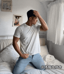 直男教练更衣室换装引尖叫!这肌肉线条是真实存在的吗?