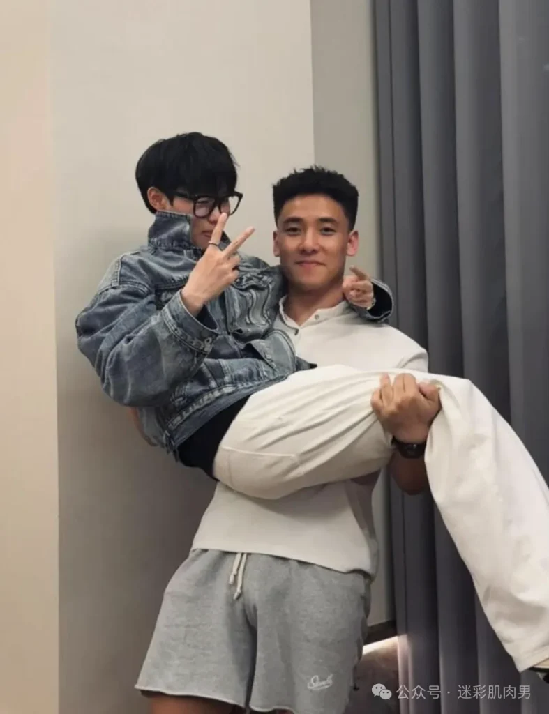 23岁一级游泳运动员自拍真好看!黝黑长腿腿穿太短 !