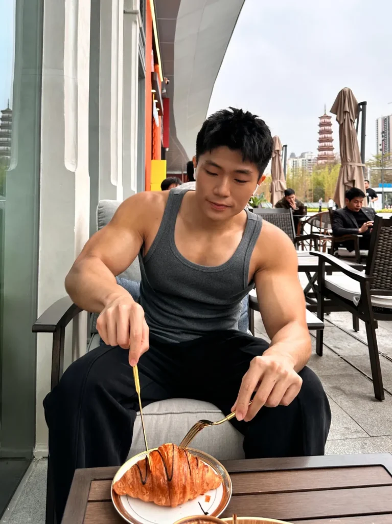 28岁广东肌肉博主,秀粗壮麒麟臂D杯大胸肌,难怪这身材爱穿背心,太能打了!