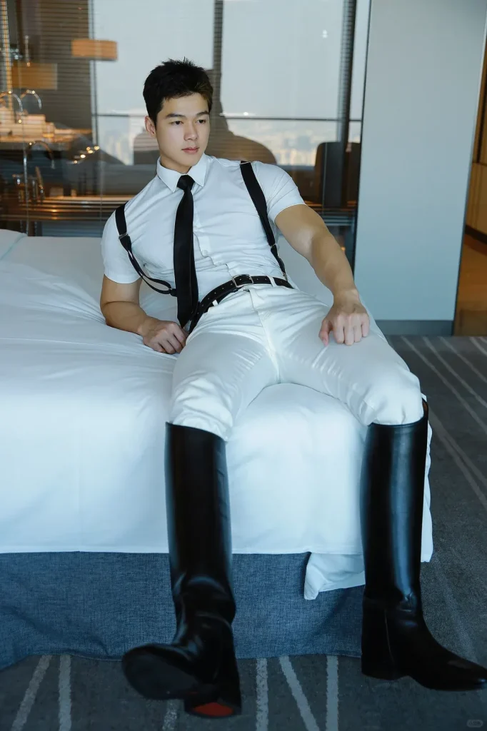 阳光洒在他身上：00后型男演绎禁欲系正装，马靴搭配也太绝了吧！