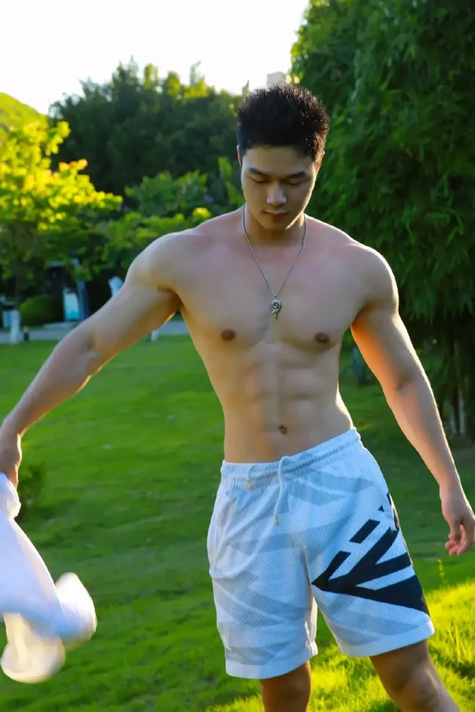 阳光洒在他身上:00后型男演绎禁欲系正装,马靴搭配也太绝了吧!