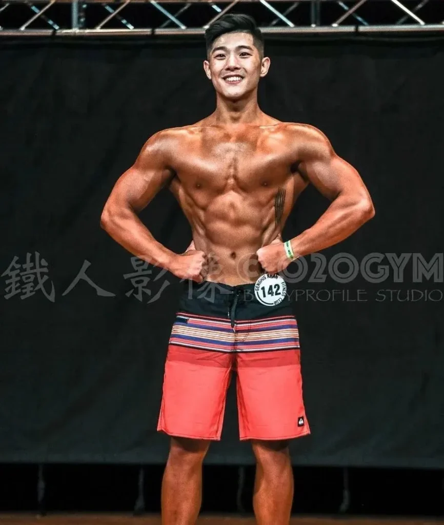 直男教练更衣室换装引尖叫!这肌肉线条是真实存在的吗?