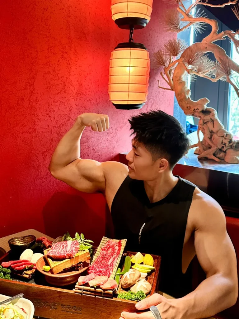 28岁广东肌肉博主,秀粗壮麒麟臂D杯大胸肌,难怪这身材爱穿背心,太能打了!