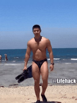 直男教练更衣室换装引尖叫!这肌肉线条是真实存在的吗?