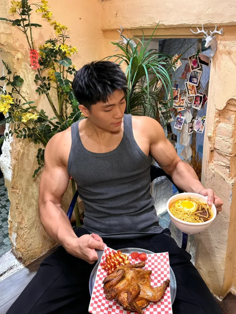 28岁广东肌肉博主,秀粗壮麒麟臂D杯大胸肌,难怪这身材爱穿背心,太能打了!