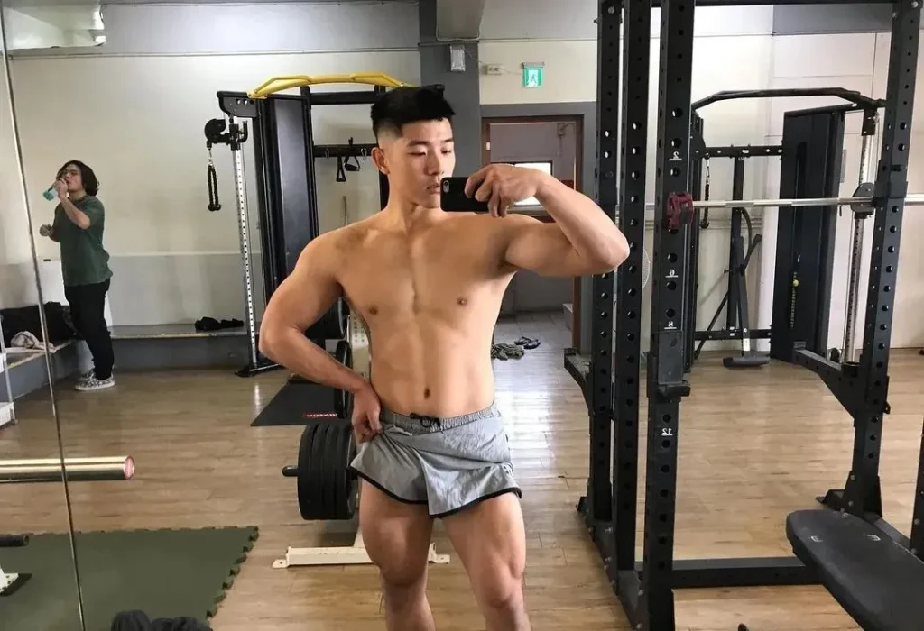 直男教练更衣室换装引尖叫!这肌肉线条是真实存在的吗?