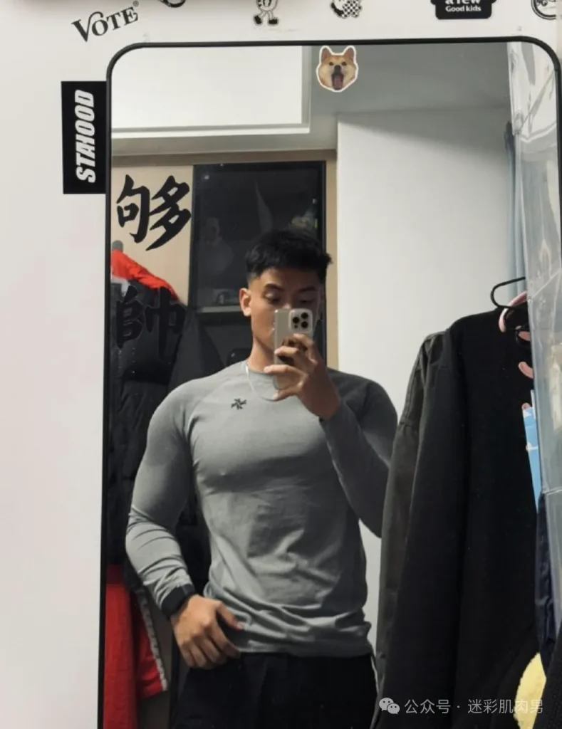 23岁一级游泳运动员自拍真好看!黝黑长腿腿穿太短 !